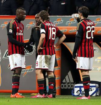 Anche Montolivo e Kakà con Balotelli e Seedorf durante la pausa per l'infortunio di Bergonzi al labbro. Forte